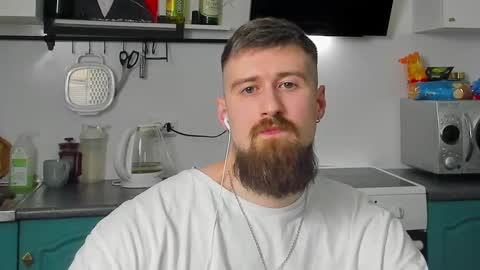 Snapshot of bearded_legend chatting on March 4, 10:49 pm Zeus online show from March 4, 10:49 pm