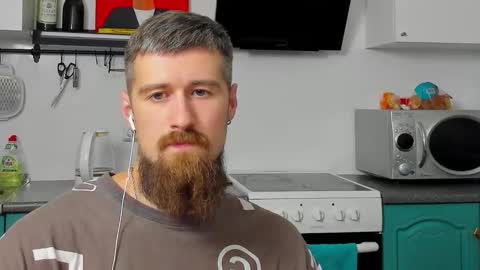 Snapshot of bearded_legend chatting on September 17, 12:00 am Zeus online show from September 17, 12:00 am