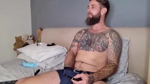 Snapshot of beardedtattedguy chatting on October 26, 1:02 pm beardedtattedguy online show from October 26, 1:02 pm