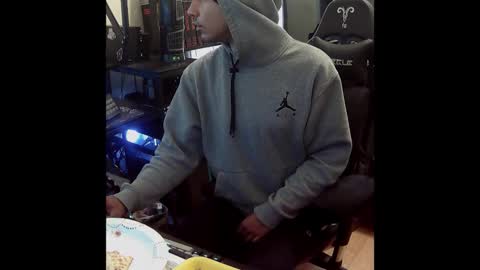 hungnheavy online show from November 30, 5:04 pm