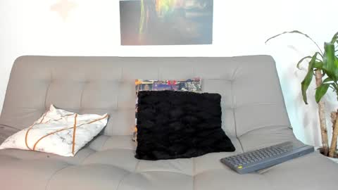 independent model online show from February 27, 2:52 am