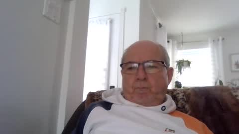 Snapshot of bernard1102 chatting on January 27, 2:02 pm bernard1102 online show from January 27, 2:02 pm