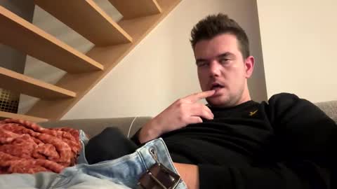 Snapshot of bingeling123 chatting on October 22, 12:58 am bingeling123 online show from October 22, 12:58 am