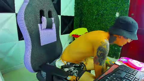 boy_tatto77 online show from July 25, 4:42 am