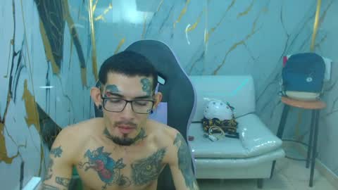 boy_tatto777 online show from May 2, 3:04 pm