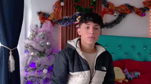 Axel  Chris online show from December 3, 1:17 pm