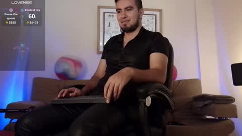 Snapshot of bradleycolton chatting on October 25, 4:09 pm Bradley Colton Independ Model online show from October 25, 4:09 pm