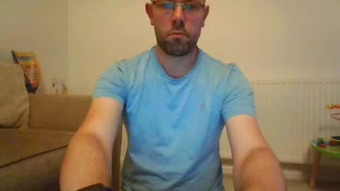 Snapshot of britguy6985 chatting on October 6, 7:18 pm britguy6985 online show from October 6, 7:18 pm
