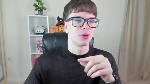 Snapshot of calvin_loves_you chatting on March 5, 7:06 pm Hey I am Calvin  online show from March 5, 7:06 pm