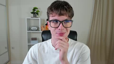 Snapshot of calvin_loves_you chatting on January 21, 7:17 pm Hey I am Calvin  online show from January 21, 7:17 pm