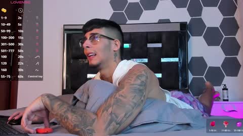 Snapshot of camilo_ospina_ chatting on February 6, 2:44 am   INDEPENDENT MODEL online show from February 6, 2:44 am