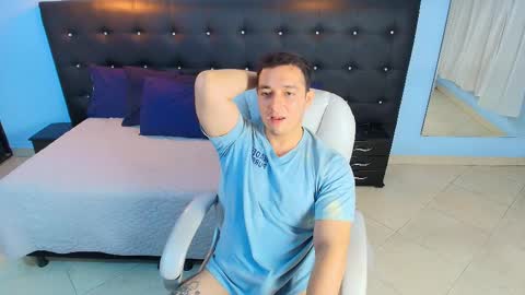 Snapshot of camilo_stark chatting on December 17, 2:00 pm Camilo online show from December 17, 2:00 pm