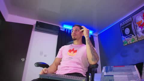 Snapshot of camiloalvarezzz3 chatting on February 10, 1:22 pm CAMILO  online show from February 10, 1:22 pm