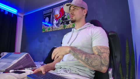 Snapshot of camiloalvarezzz3 chatting on January 27, 10:16 pm CAMILO  online show from January 27, 10:16 pm