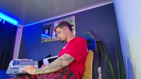 Snapshot of camiloalvarezzz3 chatting on December 24, 12:33 pm CAMILO  online show from December 24, 12:33 pm