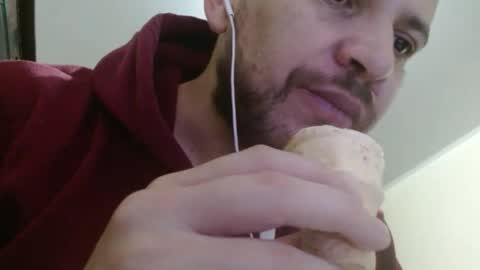 Snapshot of camiloking17 chatting on January 26, 2:14 am camilo online show from January 26, 2:14 am