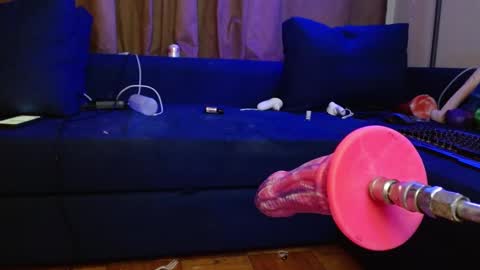 Snapshot of camzlut4u chatting on February 21, 2:06 am mark the Slut online show from February 21, 2:06 am