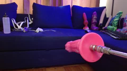 Snapshot of camzlut4u chatting on February 22, 8:05 pm mark the Slut online show from February 22, 8:05 pm