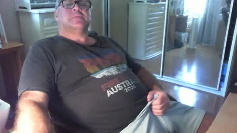 Snapshot of chalkstall chatting on January 12, 4:00 am Chalky online show from January 12, 4:00 am