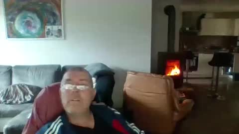 Snapshot of charles6064 chatting on December 20, 9:32 am charles6064 online show from December 20, 9:32 am