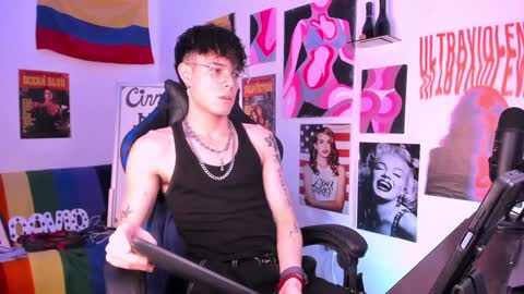 David     Independent Model online show from February 4, 4:59 am