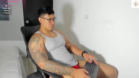 Snapshot of coltonmassif_ chatting on October 7, 3:43 am coltonmassif_ online show from October 7, 3:43 am