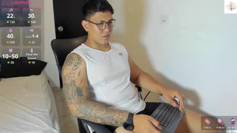 Snapshot of coltonmassif_ chatting on October 8, 5:01 am coltonmassif_ online show from October 8, 5:01 am