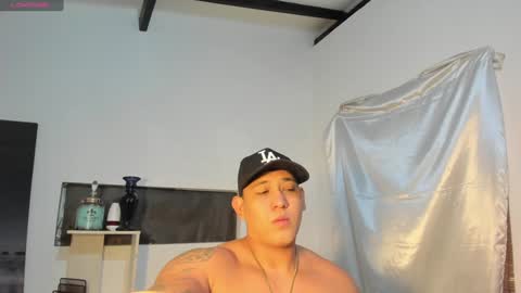 Snapshot of coltonmassif_ chatting on December 13, 7:26 am coltonmassif_ online show from December 13, 7:26 am