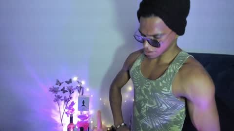 Snapshot of coreyglover chatting on December 3, 12:11 am CoreyGlover online show from December 3, 12:11 am