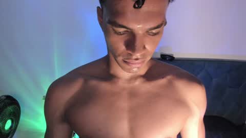 Snapshot of coreyglover chatting on December 10, 3:08 am CoreyGlover online show from December 10, 3:08 am