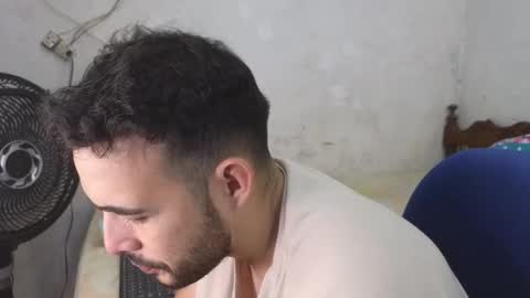 Snapshot of cris_simons chatting on December 6, 12:12 am cris_simons online show from December 6, 12:12 am