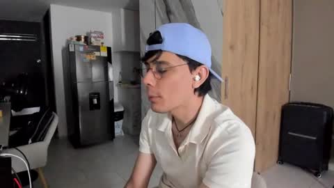 Snapshot of cristian_ortiz_1 chatting on February 21, 10:26 pm Cristian  online show from February 21, 10:26 pm
