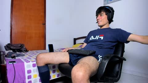 Snapshot of cristian_ortiz_1 chatting on December 26, 10:20 pm Cristian  online show from December 26, 10:20 pm