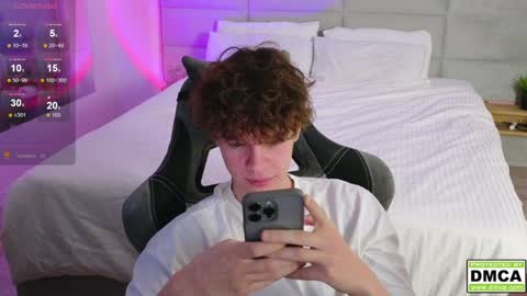 Snapshot of cute_thomas chatting on December 6, 11:14 pm Thomas -  online show from December 6, 11:14 pm