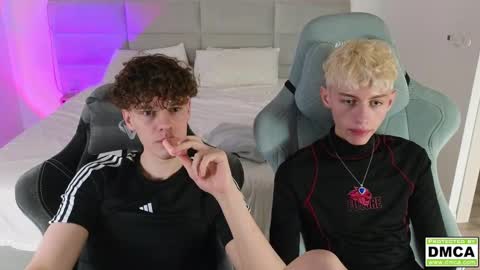 Snapshot of cute_thomas chatting on February 24, 9:52 pm Thomas -  online show from February 24, 9:52 pm