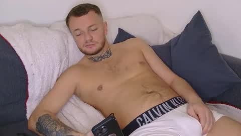 cutescottishlad online show from October 14, 5:31 pm