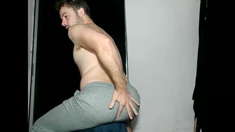 Snapshot of daddyfeet29 chatting on December 4, 9:40 am Greekboy28 online show from December 4, 9:40 am