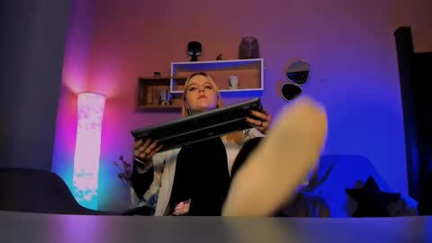 Snapshot of daisyy_naughty chatting on October 16, 11:13 pm daisy online show from October 16, 11:13 pm