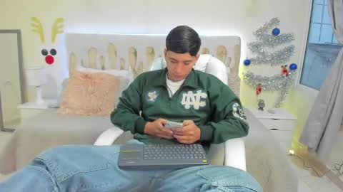 Snapshot of damian23_ chatting on January 4, 12:38 pm DAMIAN online show from January 4, 12:38 pm