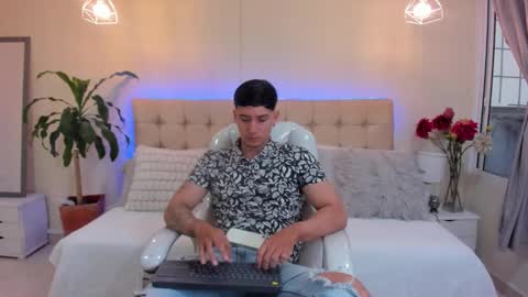 Snapshot of damian23_ chatting on January 13, 12:35 pm DAMIAN online show from January 13, 12:35 pm