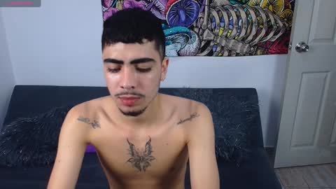 Snapshot of damoncolbi chatting on December 11, 12:03 am damoncolbi online show from December 11, 12:03 am