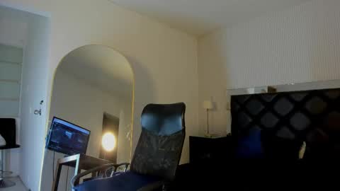 Snapshot of dante_jons chatting on October 25, 2:57 am dante_jons online show from October 25, 2:57 am
