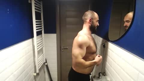 dariomuscle1993 online show from December 5, 9:00 pm