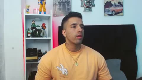 Snapshot of darius_phoenix chatting on December 11, 4:51 am Darius Phoenix  online show from December 11, 4:51 am