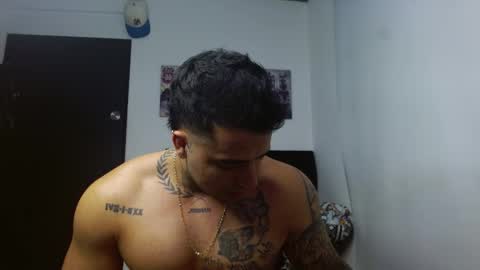 Snapshot of darius_phoenix chatting on October 16, 12:29 am Darius Phoenix  online show from October 16, 12:29 am