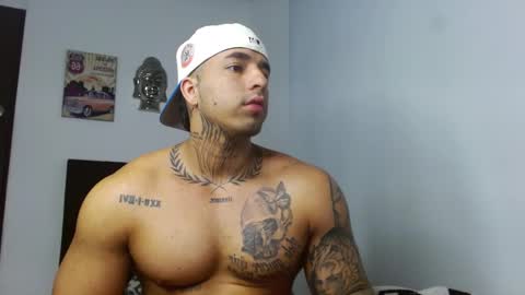 Snapshot of darius_phoenix chatting on October 13, 11:33 pm Darius Phoenix  online show from October 13, 11:33 pm