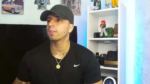Snapshot of darius_phoenix chatting on January 12, 10:33 pm Darius Phoenix  online show from January 12, 10:33 pm