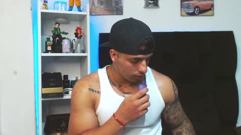 Snapshot of darius_phoenix chatting on December 15, 6:29 am Darius Phoenix  online show from December 15, 6:29 am