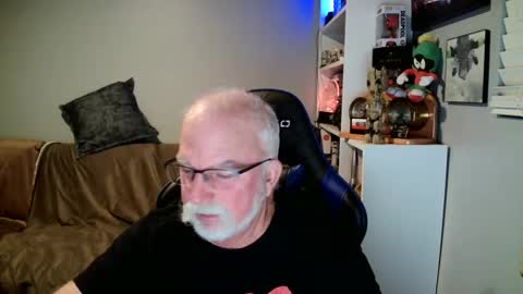 Snapshot of desertknight56 chatting on December 4, 3:26 am D K online show from December 4, 3:26 am