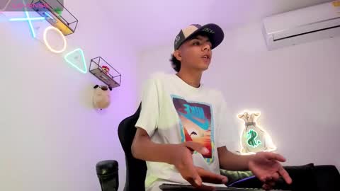 dikey_18 online show from December 6, 9:02 pm